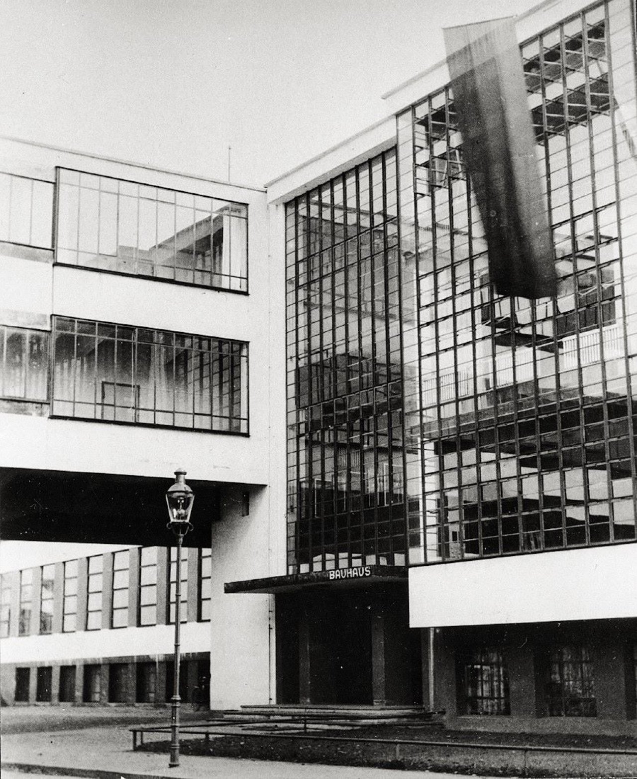 Auf diesem Bild ist das folgende Kunstwerk zu sehen: Iwao Yamawaki. Bauhaus Dessau. 1930–1932.