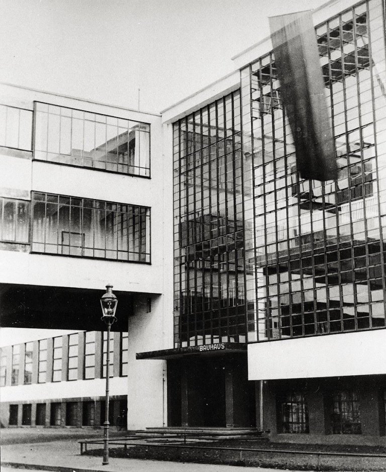 Auf diesem Bild ist das folgende Kunstwerk zu sehen: Iwao Yamawaki. Bauhaus Dessau. 1930–1932.