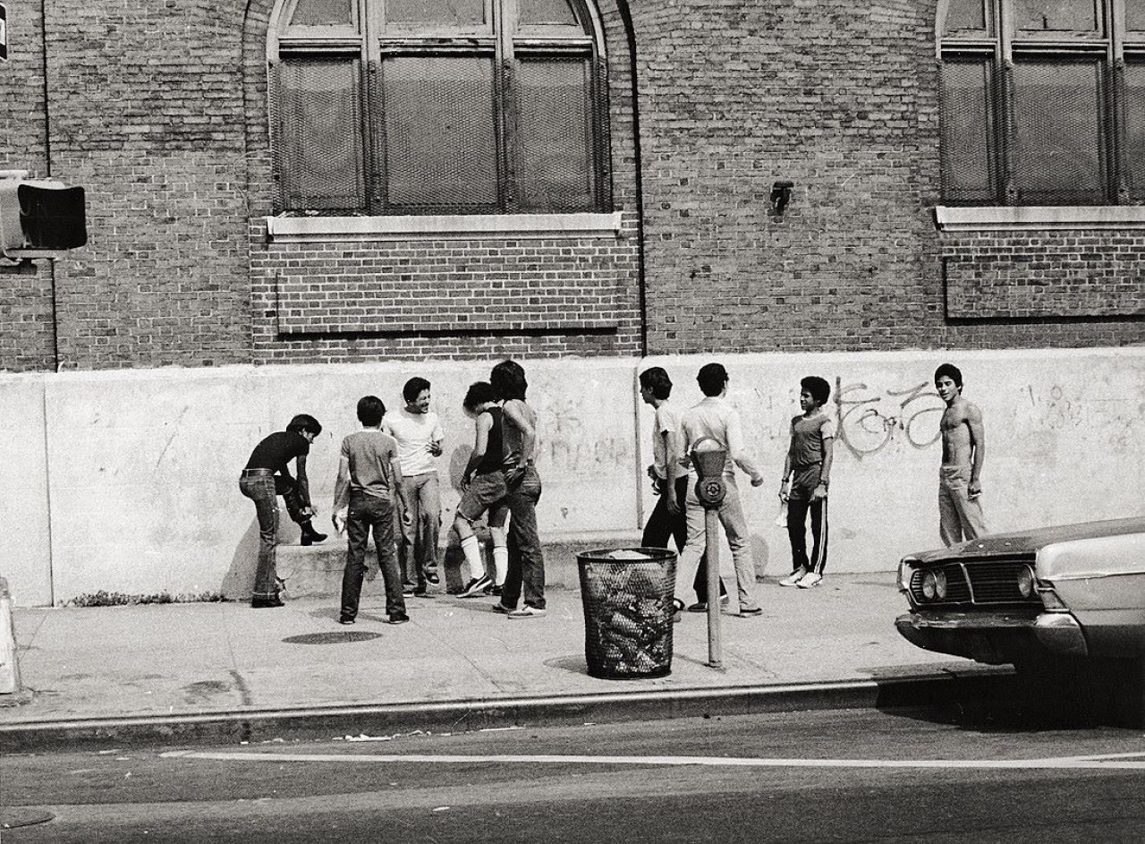 Auf diesem Bild ist das folgende Kunstwerk zu sehen: Herbert Tobias. „Lafayette Street, Little Italy, N.Y.C.“. 1979.