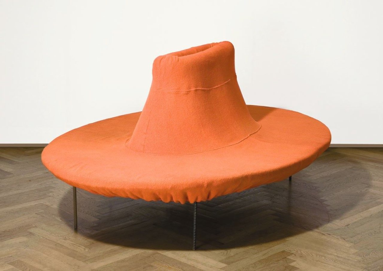 Auf diesem Bild ist das folgende Kunstwerk zu sehen: Franz West. Ohne Titel (Pouf). 2002.