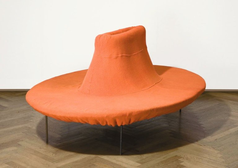 Auf diesem Bild ist das folgende Kunstwerk zu sehen: Franz West. Ohne Titel (Pouf). 2002.