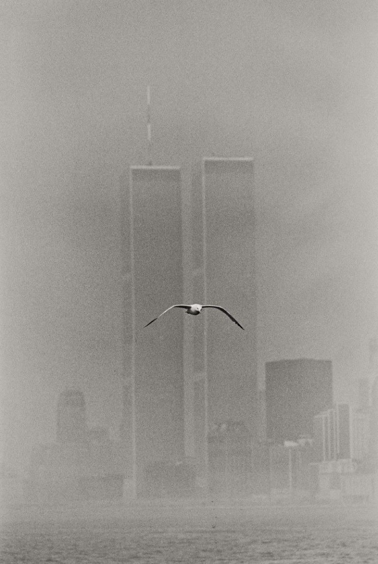 Auf diesem Bild ist das folgende Kunstwerk zu sehen: Louis Stettner. „Manhattan“, Twin Towers. 1979.