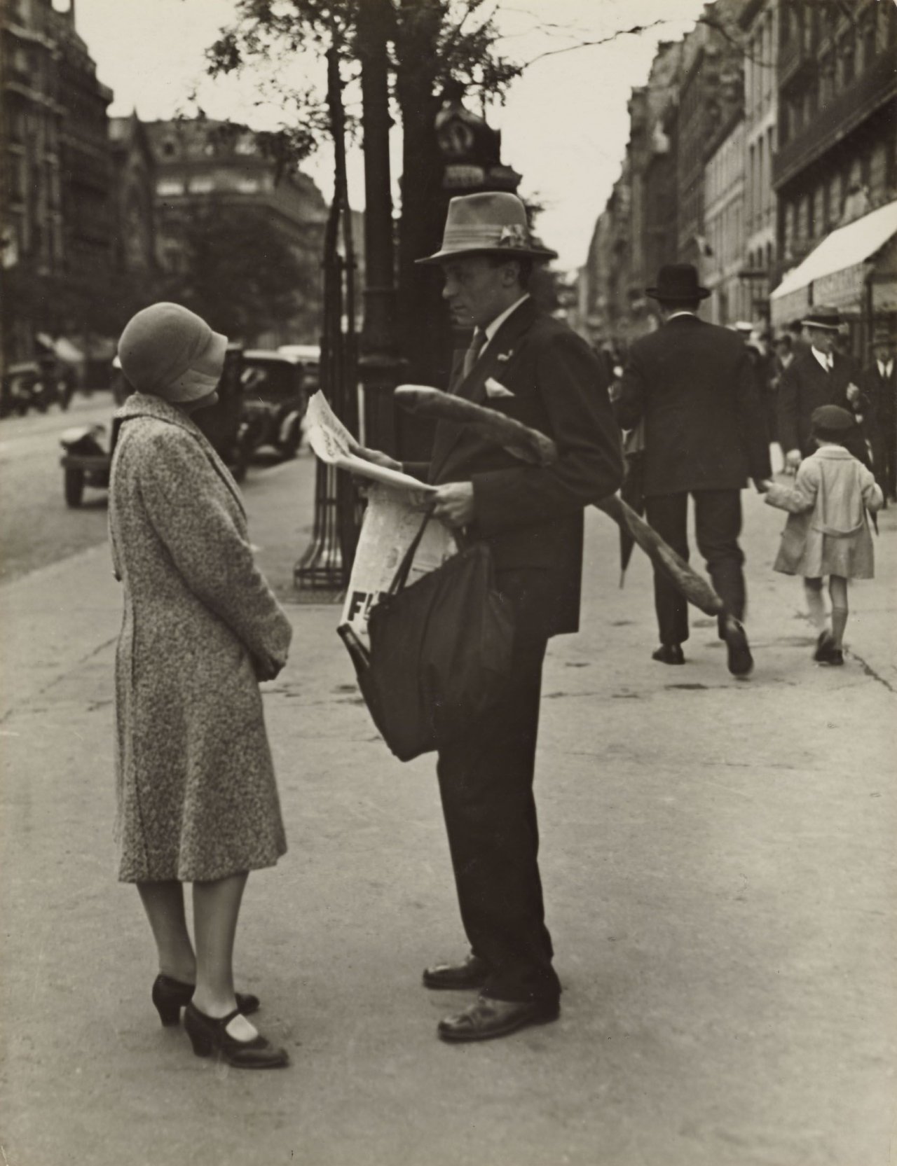 Auf diesem Bild ist das folgende Kunstwerk zu sehen: André  Kertész. Ohne Titel (Straßenszene, Paris). Um 1930.
