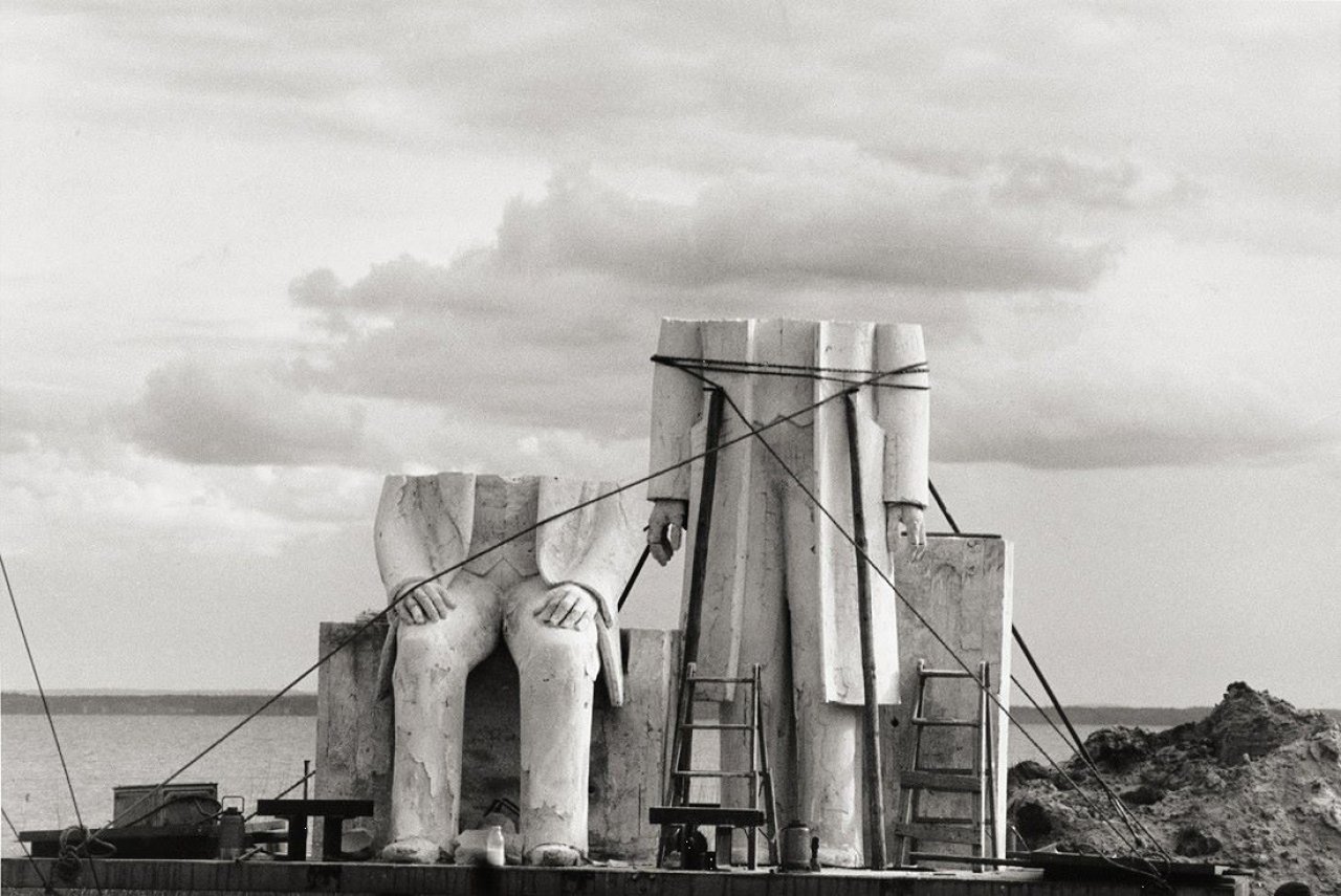 Auf diesem Bild ist das folgende Kunstwerk zu sehen: Sibylle Bergemann. „Gummlin“, aus der Serie „Das Denkmal“, Dokumentation über die Entstehung des Marx-Engels-Denkmals auf Usedom und in Berlin. 1984.