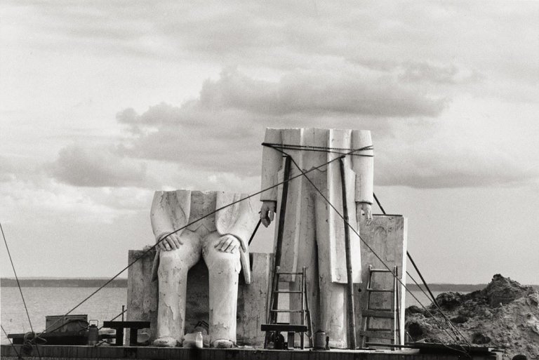 Auf diesem Bild ist das folgende Kunstwerk zu sehen: Sibylle Bergemann. „Gummlin“, aus der Serie „Das Denkmal“, Dokumentation über die Entstehung des Marx-Engels-Denkmals auf Usedom und in Berlin. 1984.
