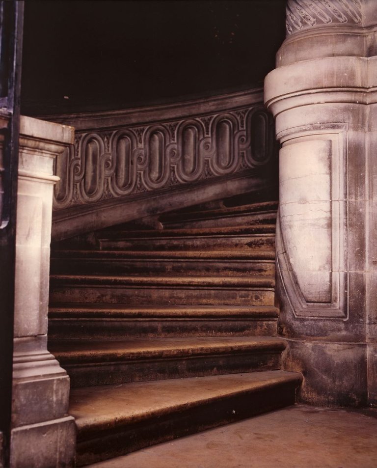 Auf diesem Bild ist das folgende Kunstwerk zu sehen: Andres Serrano. „The Church (St. Eustache II, Paris)“. 1991.