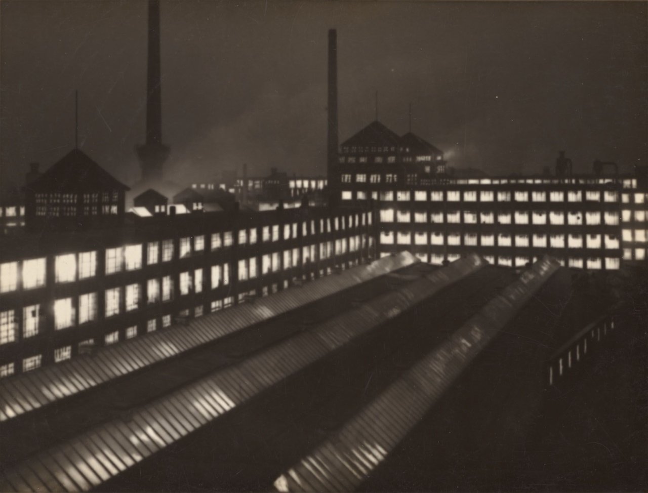 Auf diesem Bild ist das folgende Kunstwerk zu sehen:  Wolff & Tritschler (Dr. Paul Wolff & Alfred Tritschler). Ohne Titel (Fabrikgebäude bei Nacht). Vermutlich 1930er Jahre.