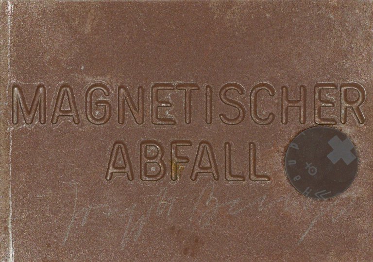 Auf diesem Bild ist das folgende Kunstwerk zu sehen: Joseph Beuys. „Magnetische Postkarte“. 1975.