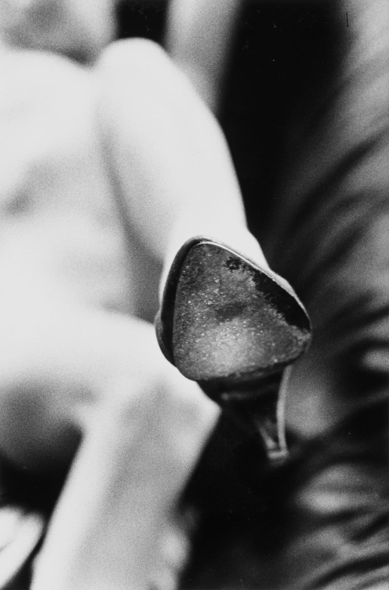 Auf diesem Bild ist das folgende Kunstwerk zu sehen: Ralph Gibson. Ohne Titel, aus der Serie „In Situ“. 1985.