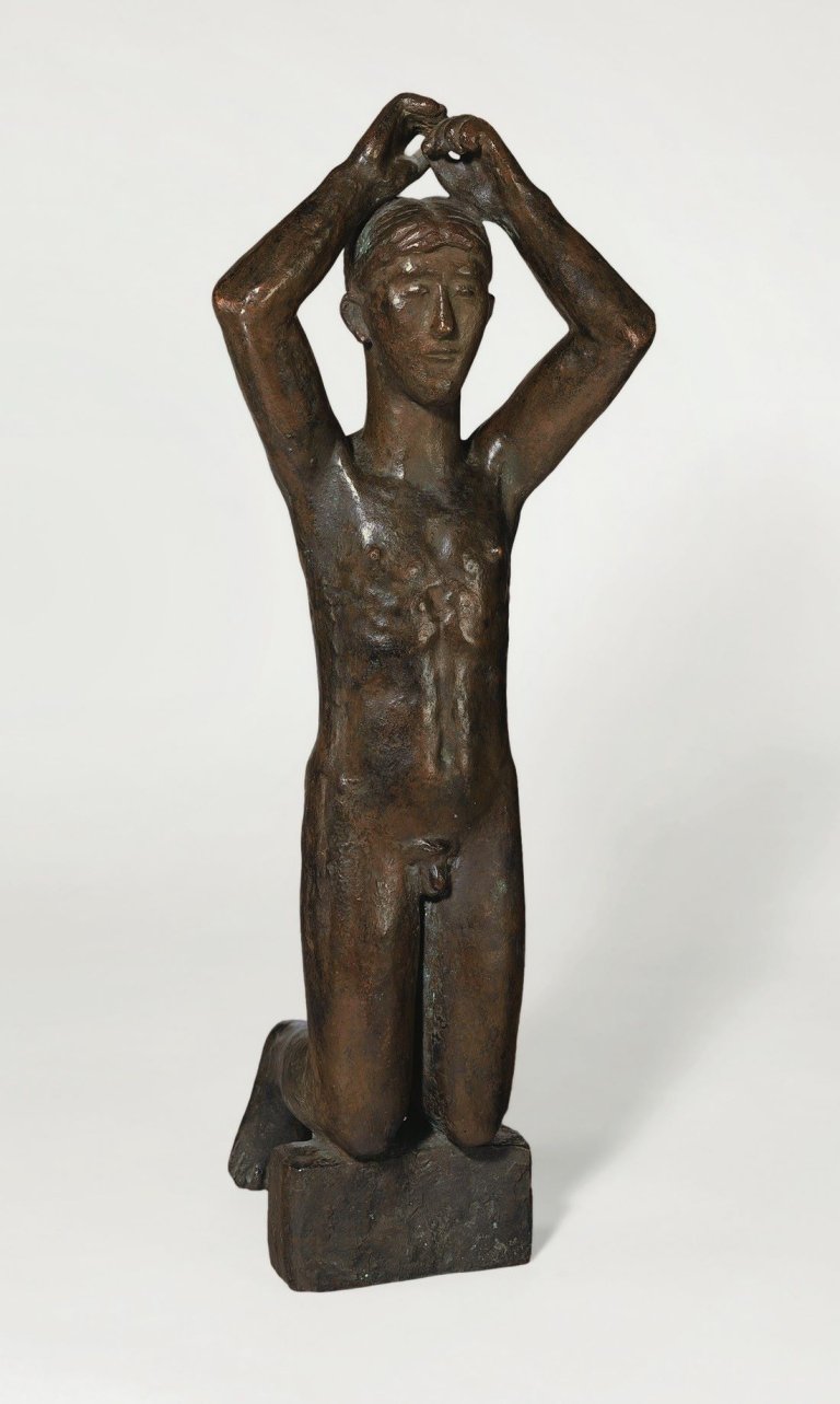 Auf diesem Bild ist das folgende Kunstwerk zu sehen: Hermann Blumenthal. „Auf Block Kniender mit erhobenen Armen (Kniender Verlorener Sohn)“. 1933.