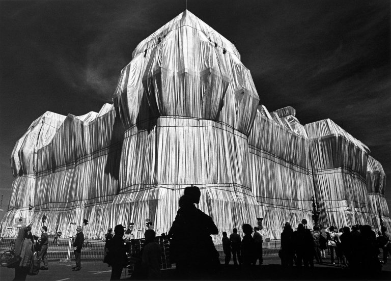 Auf diesem Bild ist das folgende Kunstwerk zu sehen: Barbara Klemm. „Christo, Verhüllter Reichstag, Berlin“. 1995.