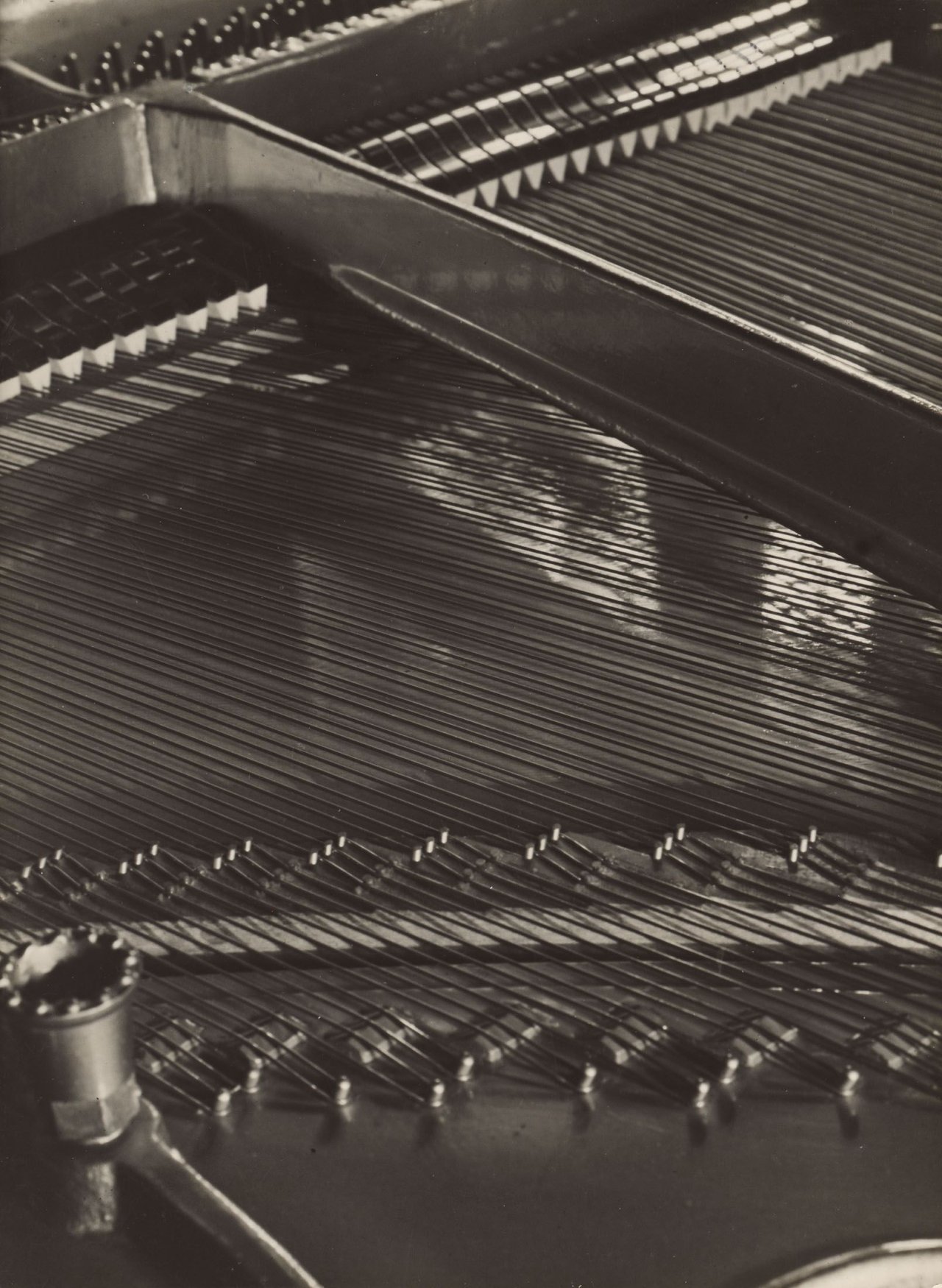 This picture shows the following artwork: Aenne Biermann (i.e. Anna Sibylla Sternfeld). Einblick in ein Klavier (Insight into a Piano). Circa 1927/28.