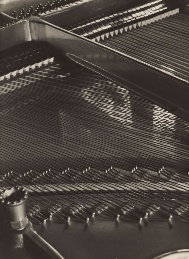 Auf diesem Bild ist das folgende Kunstwerk zu sehen: Aenne Biermann (d.i. Anna Sibylla Sternfeld). Einblick in ein Klavier. Um 1927/28.