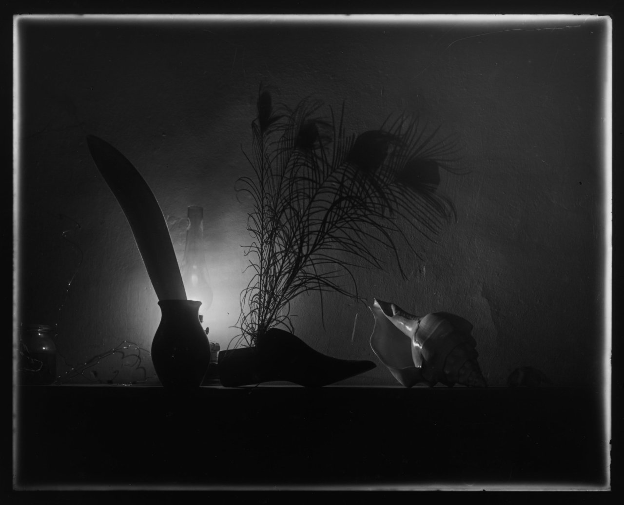 Auf diesem Bild ist das folgende Kunstwerk zu sehen: Josef Sudek. Stillleben nach Caravaggio - Nacht. 1956.