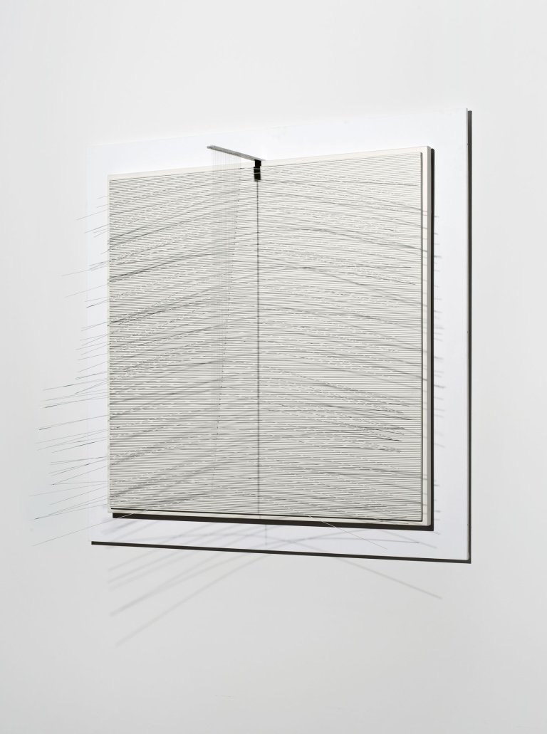 Auf diesem Bild ist das folgende Kunstwerk zu sehen: Jesús Rafael Soto. Vibración sobre el cuadrado. 1973.