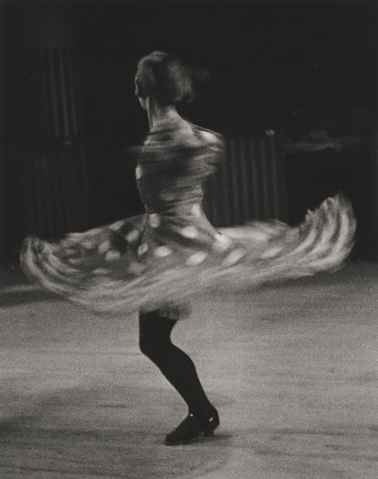 Auf diesem Bild ist das folgende Kunstwerk zu sehen: Ilse Bing. Cancan Dancer, Moulin Rouge, Paris. 1931.