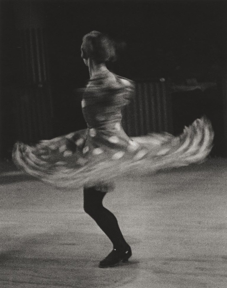 Auf diesem Bild ist das folgende Kunstwerk zu sehen: Ilse Bing. Cancan Dancer, Moulin Rouge, Paris. 1931.