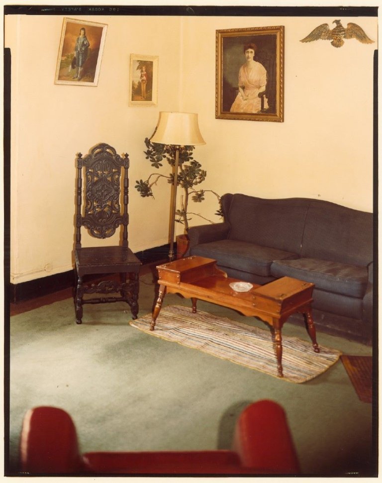 Auf diesem Bild ist das folgende Kunstwerk zu sehen: Stephen Shore. „Endicott Hotel, Concord, New Hampshire“.  1974.