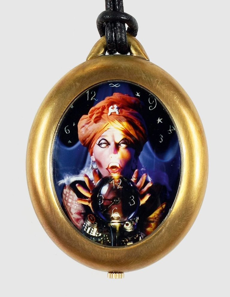 Auf diesem Bild ist das folgende Kunstwerk zu sehen: Cindy Sherman. „Pocket/Pendant Watch“. 1993.