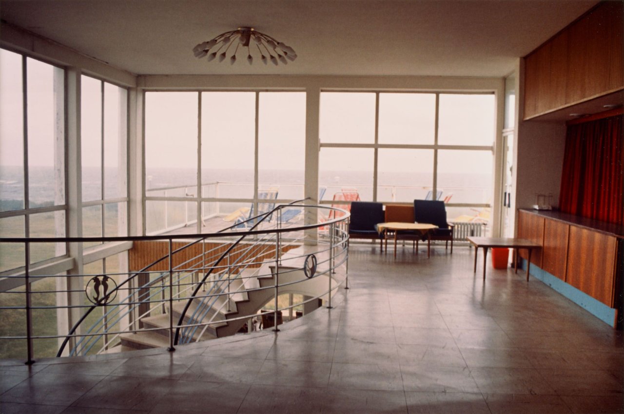 This picture shows the following artwork: Candida Höfer. „Kurmittelhaus Wenningstedt II 1981“.