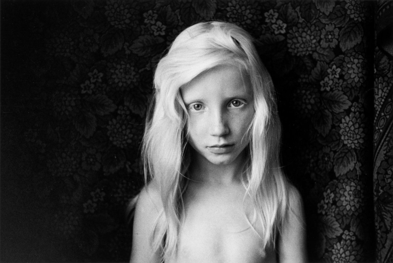 Auf diesem Bild ist das folgende Kunstwerk zu sehen: Sibylle Bergemann. „Kirsten, Hoppenrade“. 1975.