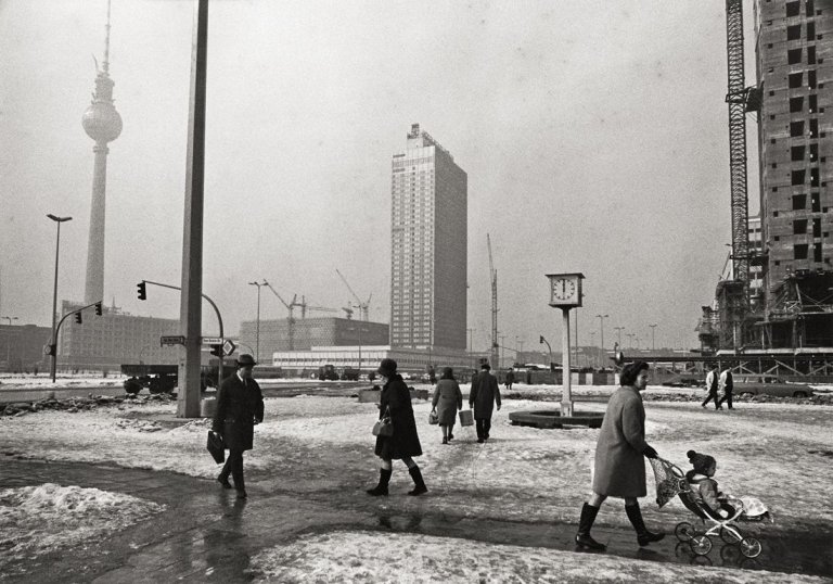 Auf diesem Bild ist das folgende Kunstwerk zu sehen: Barbara Klemm. Alexanderplatz, Ost-Berlin“. 1970.