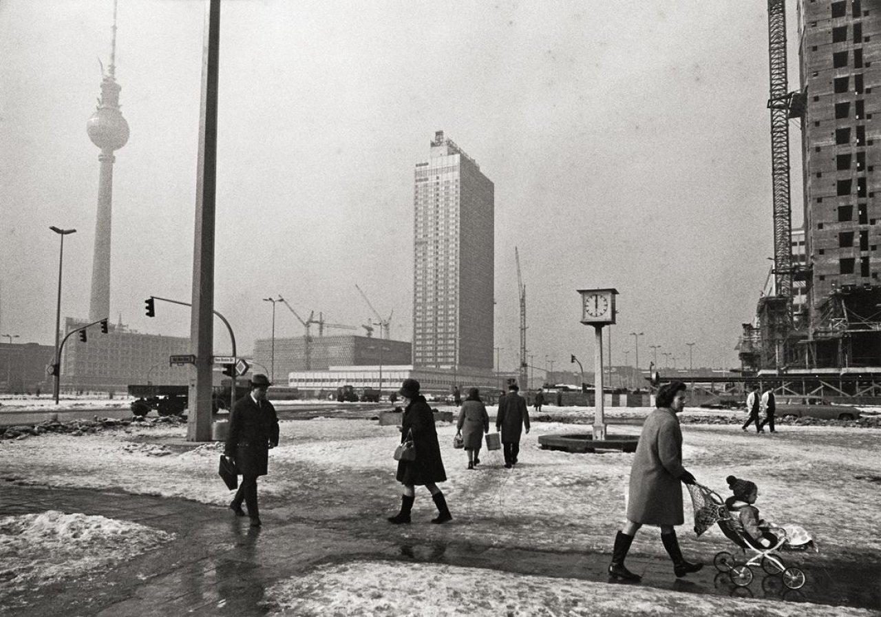 Auf diesem Bild ist das folgende Kunstwerk zu sehen: Barbara Klemm. Alexanderplatz, Ost-Berlin“. 1970.