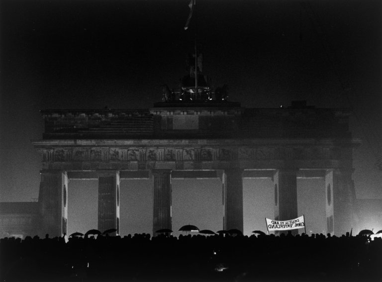 Auf diesem Bild ist das folgende Kunstwerk zu sehen: Barbara Klemm. „Öffnung des Brandenburger Tors, Berlin 22. Dezember“. 1989.