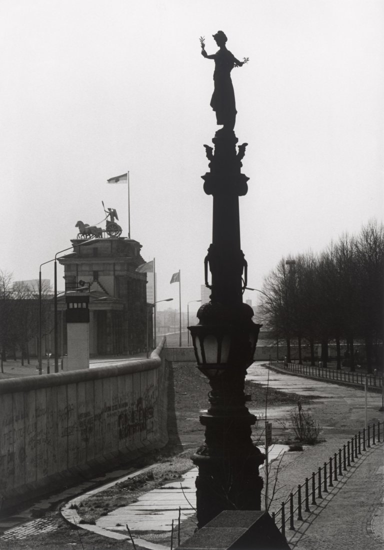 Auf diesem Bild ist das folgende Kunstwerk zu sehen: Barbara Klemm. „Am Reichstag, Berlin, 1987“.