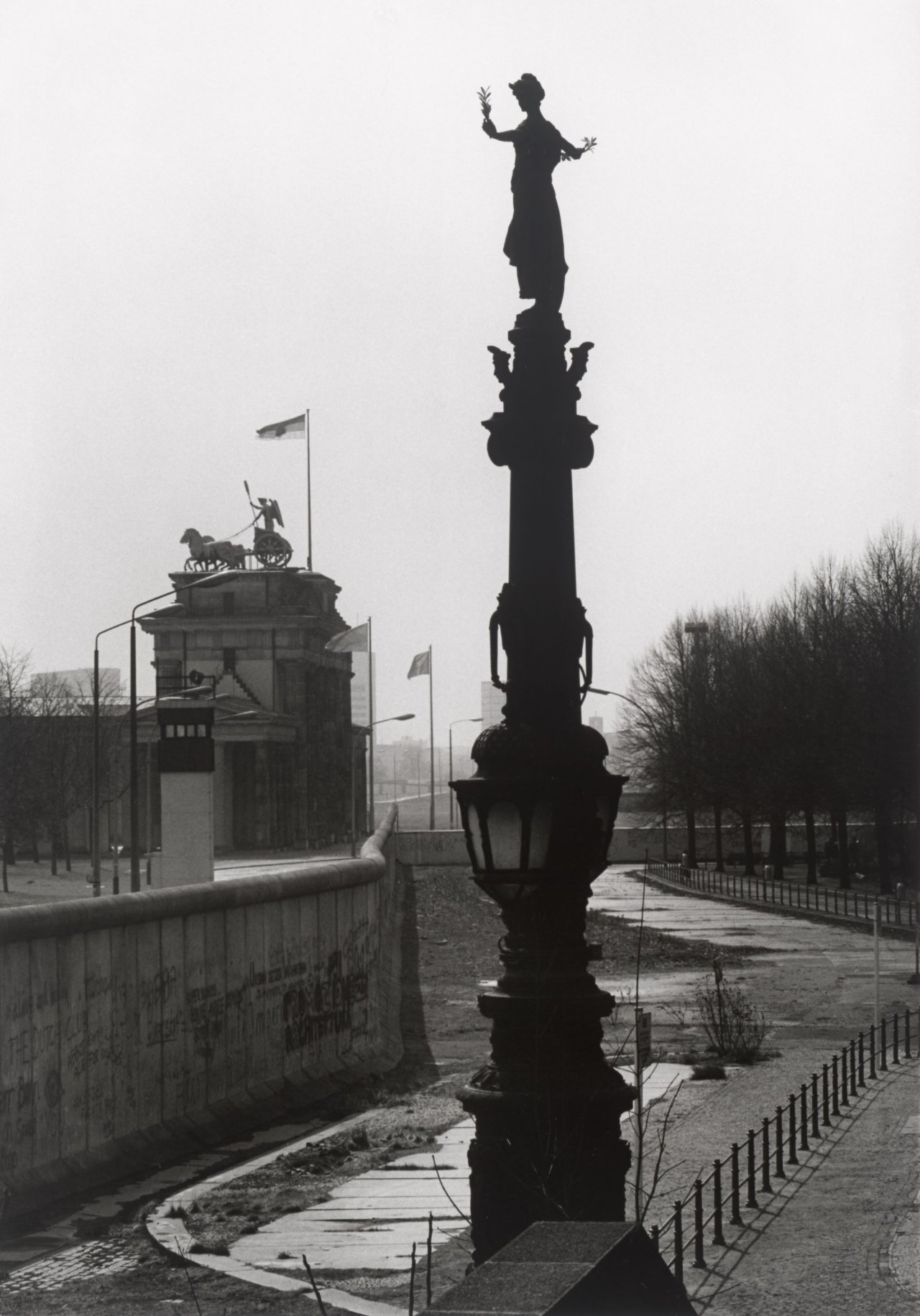 Auf diesem Bild ist das folgende Kunstwerk zu sehen: Barbara Klemm. „Am Reichstag, Berlin, 1987“.