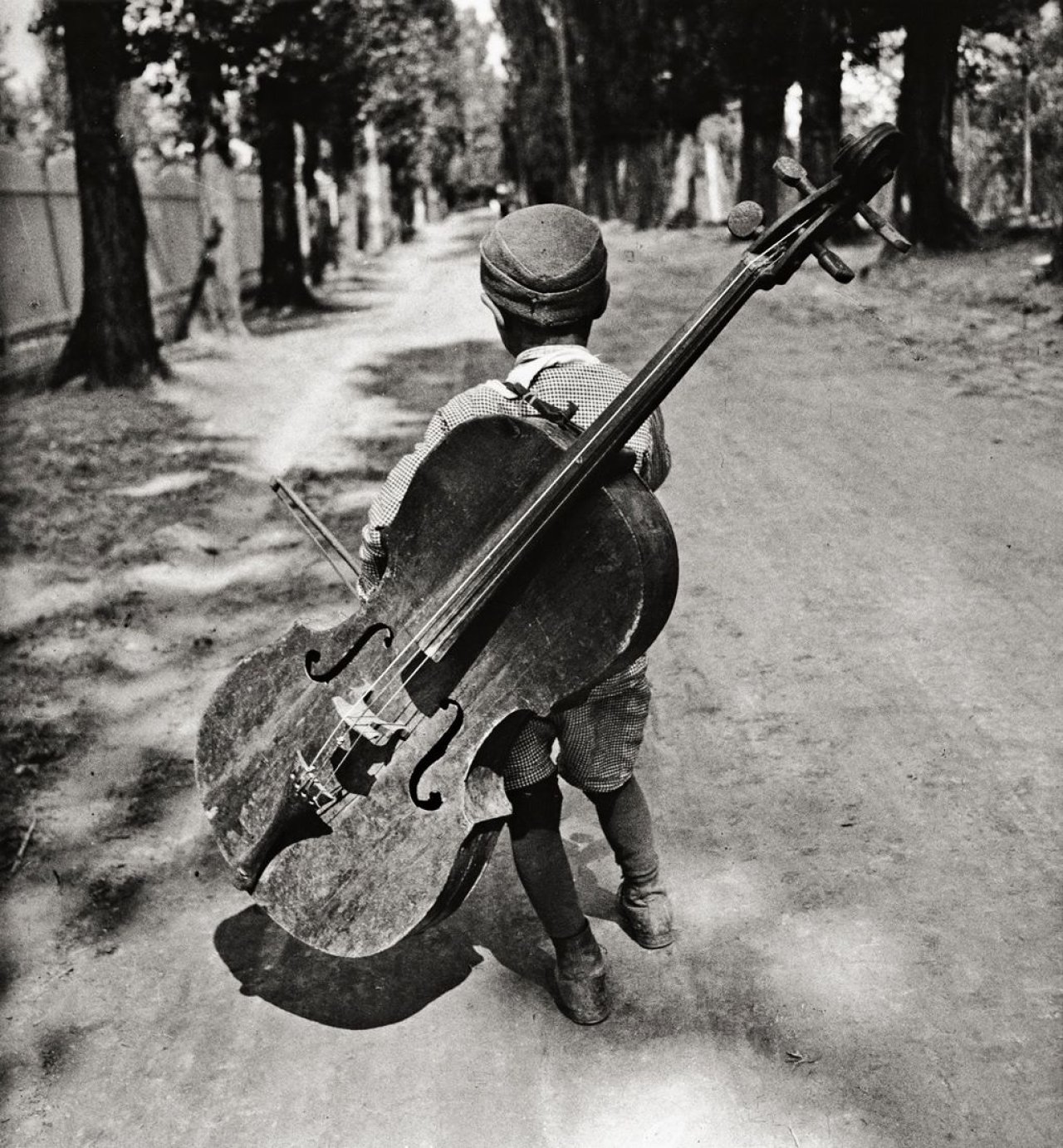 Catalog image of Junge mit Cello, Balaton, Ungarn. 1931