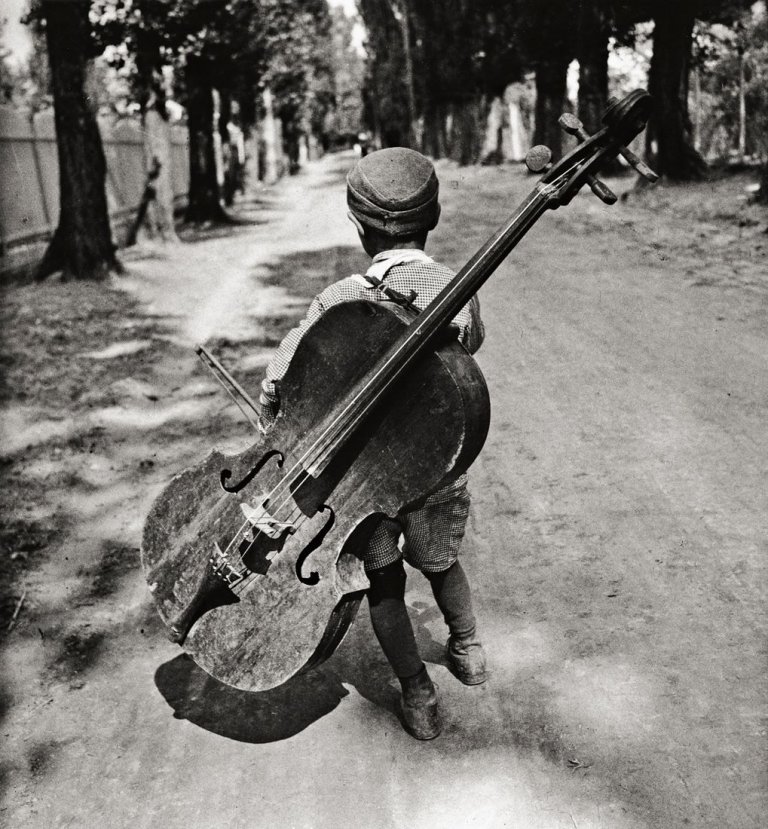 Auf diesem Bild ist das folgende Kunstwerk zu sehen: Eva  Besnyö. Junge mit Cello, Balaton, Ungarn. 1931.