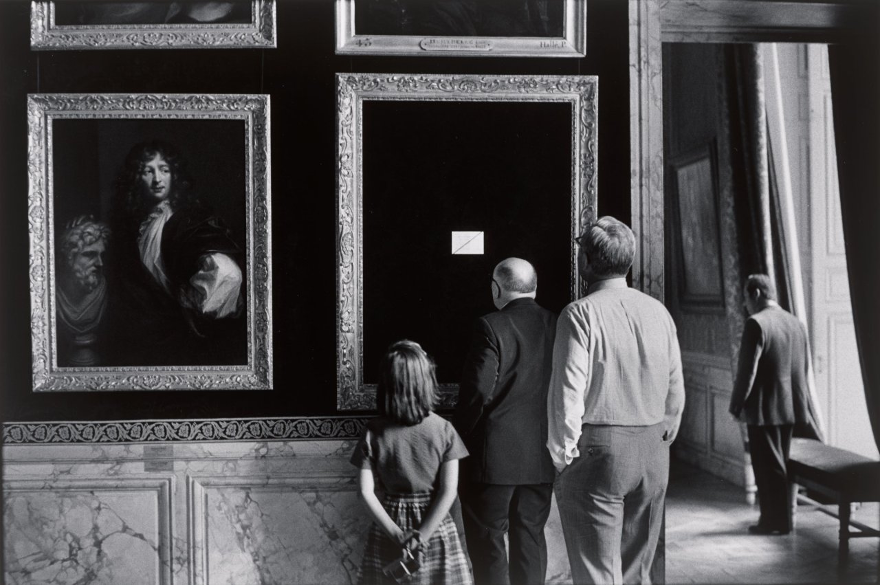 This picture shows the following artwork: Elliott Erwitt. ”Versailles”, France. 1975.