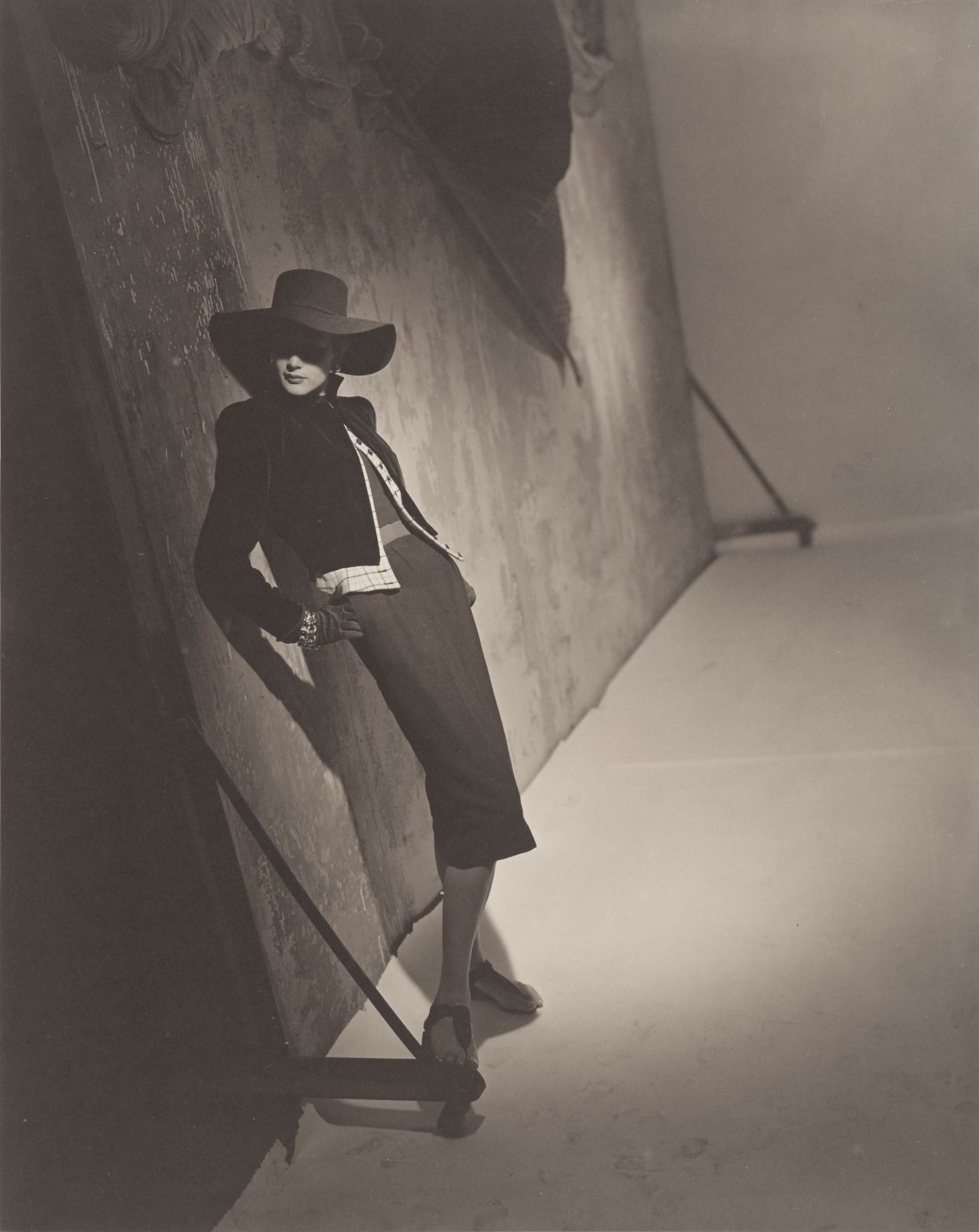 This picture shows the following artwork: Horst P. Horst (i.e. Horst Paul Albert Bohrmann). Post WW II Fashion (Black)“. 1946.