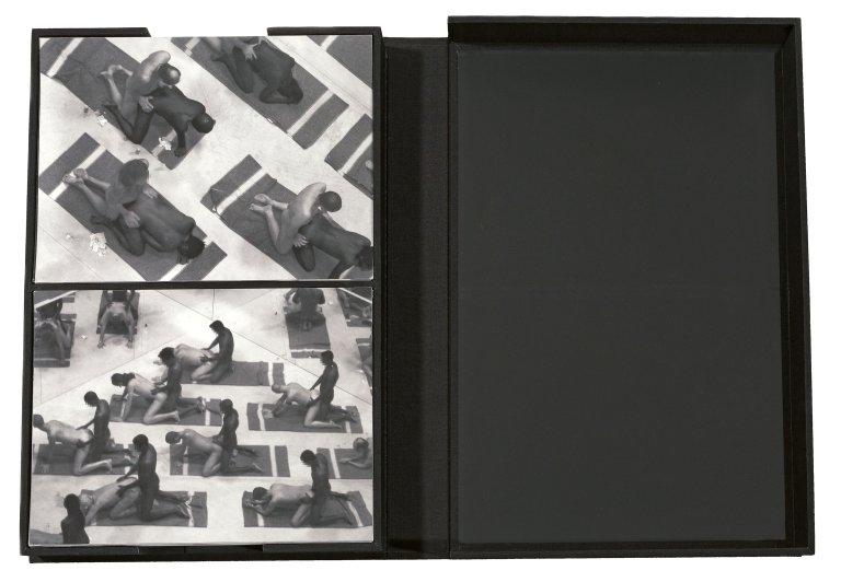 Auf diesem Bild ist das folgende Kunstwerk zu sehen: Santiago Sierra. „Los Penetrados“. 2009.