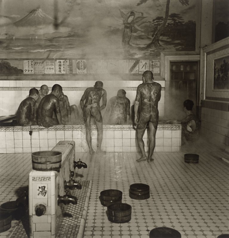 Auf diesem Bild ist das folgende Kunstwerk zu sehen: Horace Bristol. „’Yakuza‘ in Bath House“. 1946.