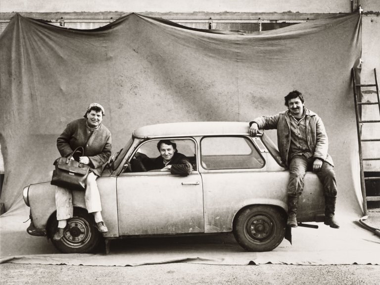 Auf diesem Bild ist das folgende Kunstwerk zu sehen: Stefan Moses. „'LPG 8. Mai' Gemüsebauerin, Agrotechniker, Mechanisatoren, Neukirchen-Wyhra“, aus der Serie „Ostdeutsche Porträts“. 1990.