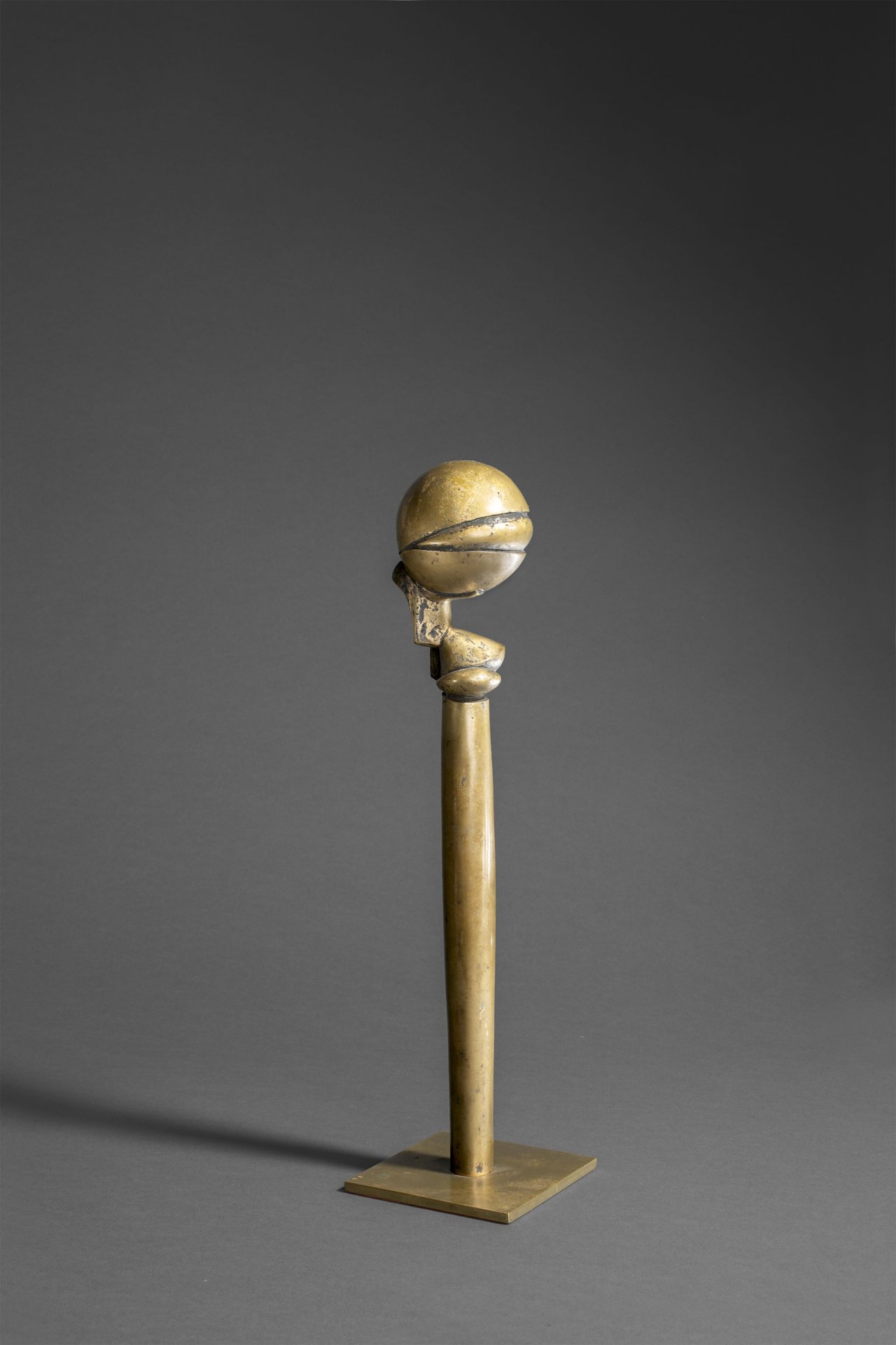 Auf diesem Bild ist das folgende Kunstwerk zu sehen: Fritz Koenig. „Kleine Kugelkopfsäule I“. 1969.