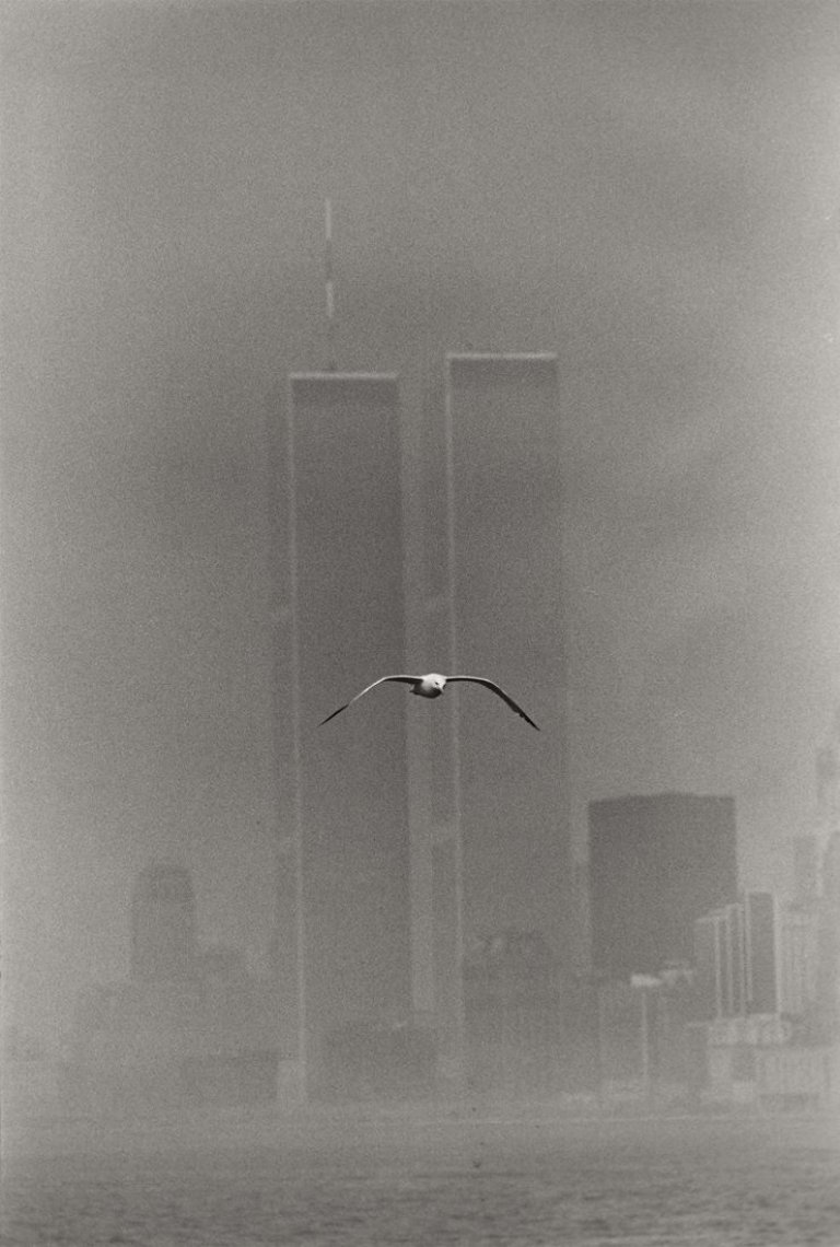 Auf diesem Bild ist das folgende Kunstwerk zu sehen: Louis Stettner. „Lower Manhattan“ (Twin Towers). 1979.