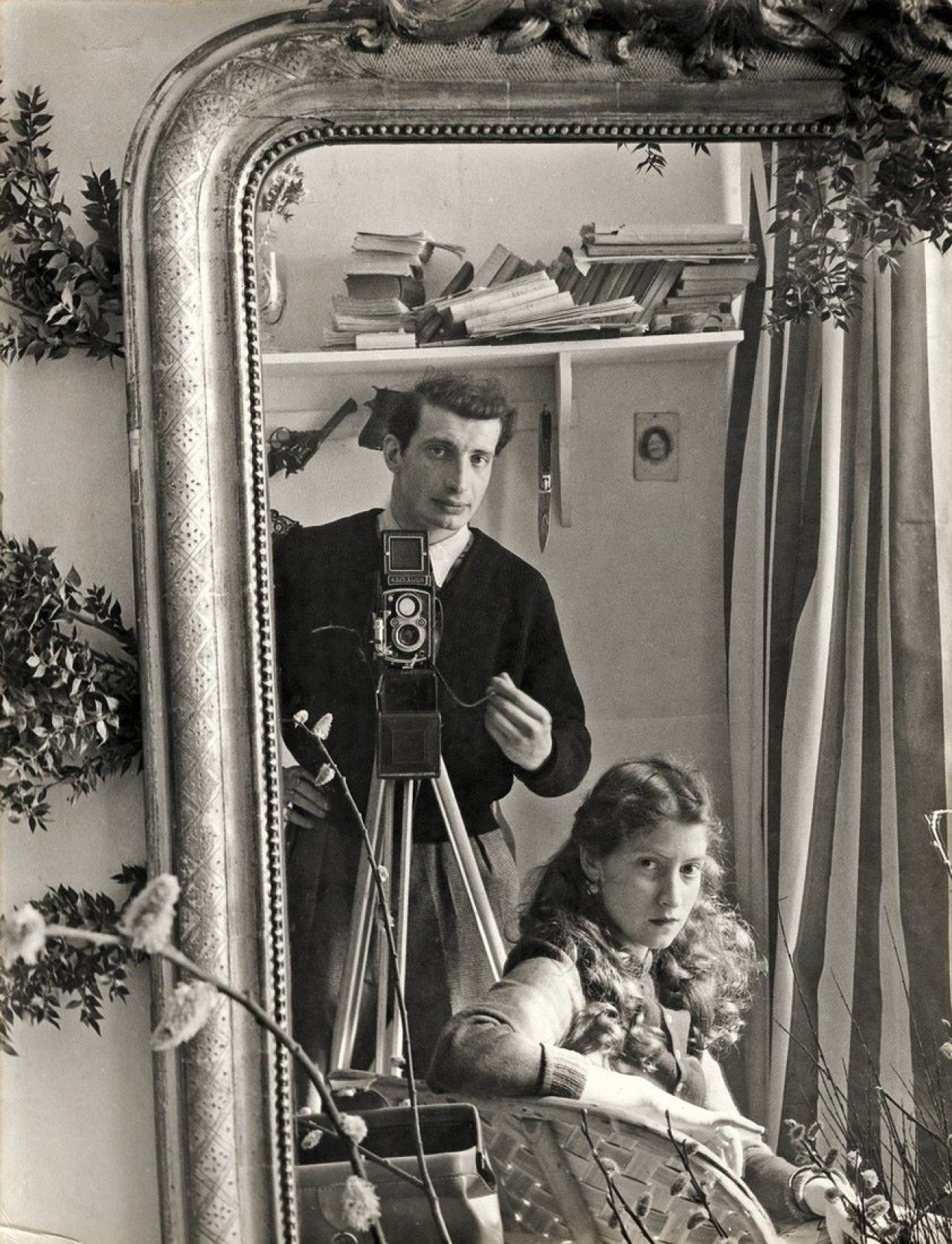 Auf diesem Bild ist das folgende Kunstwerk zu sehen: Édouard Boubat. Selbstportrait mit Lella, Paris. 1952.