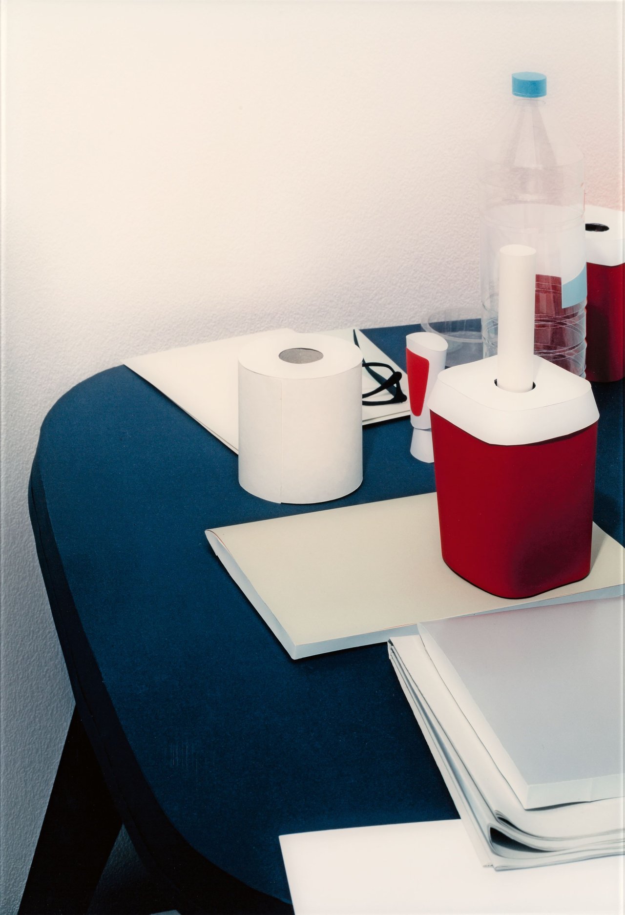 Auf diesem Bild ist das folgende Kunstwerk zu sehen: Thomas Demand. Campingtisch. 1999.