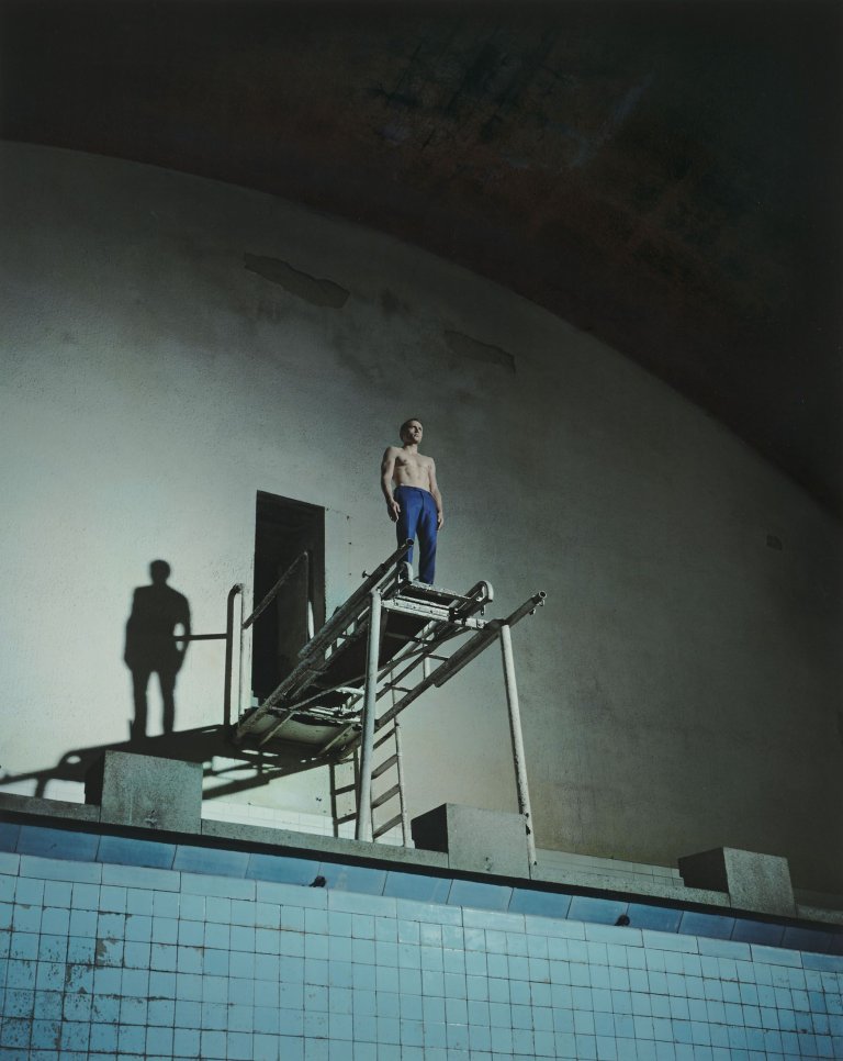 Auf diesem Bild ist das folgende Kunstwerk zu sehen: Andreas Mühe. „,Springer I‘, Olympisches Dorf, Berlin“. 2009.