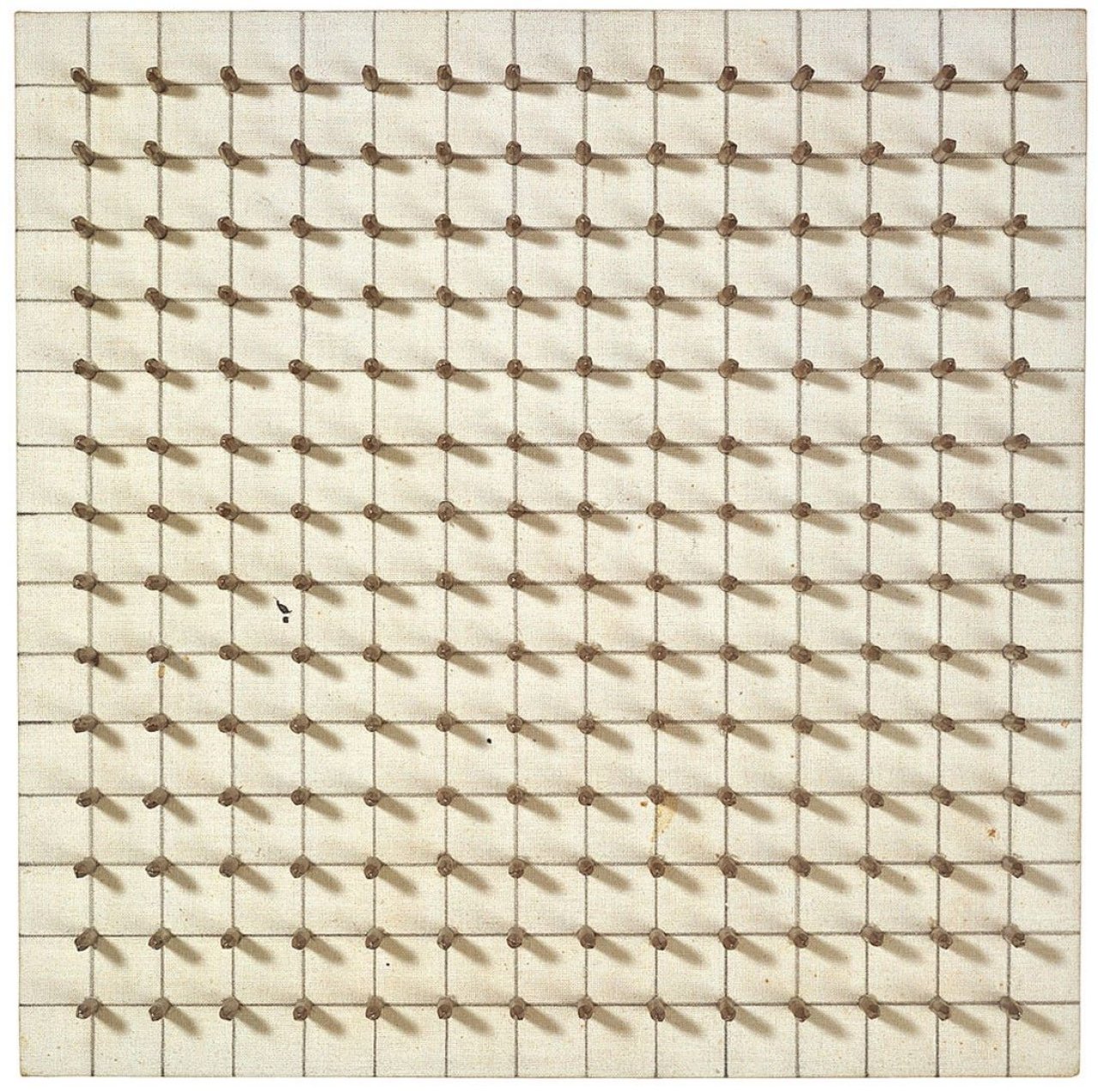 Auf diesem Bild ist das folgende Kunstwerk zu sehen: Günther Uecker. „Objekt Agressive Reihung“. 1975.