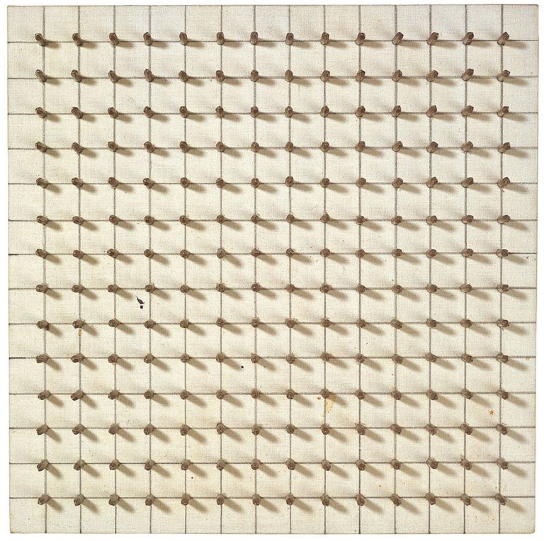 Auf diesem Bild ist das folgende Kunstwerk zu sehen: Günther Uecker. „Objekt Agressive Reihung“. 1975.