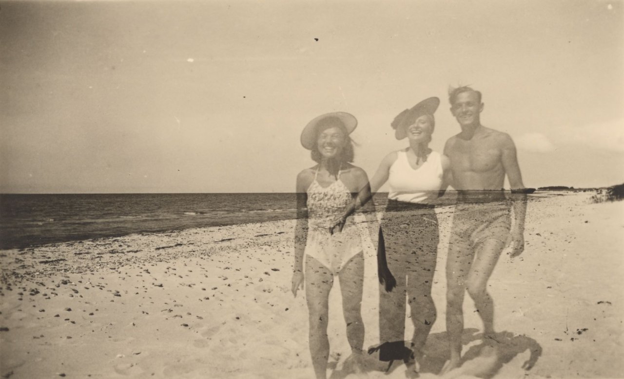 Auf diesem Bild ist das folgende Kunstwerk zu sehen:  Anonym. Spaziergang am Strand. 1940er-Jahre.