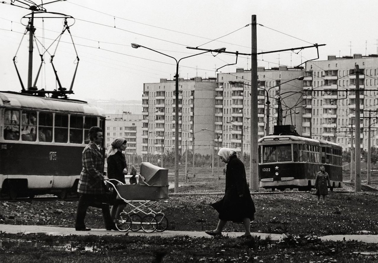 Auf diesem Bild ist das folgende Kunstwerk zu sehen: Barbara Klemm. „Charkow, UdssR“. 1978.