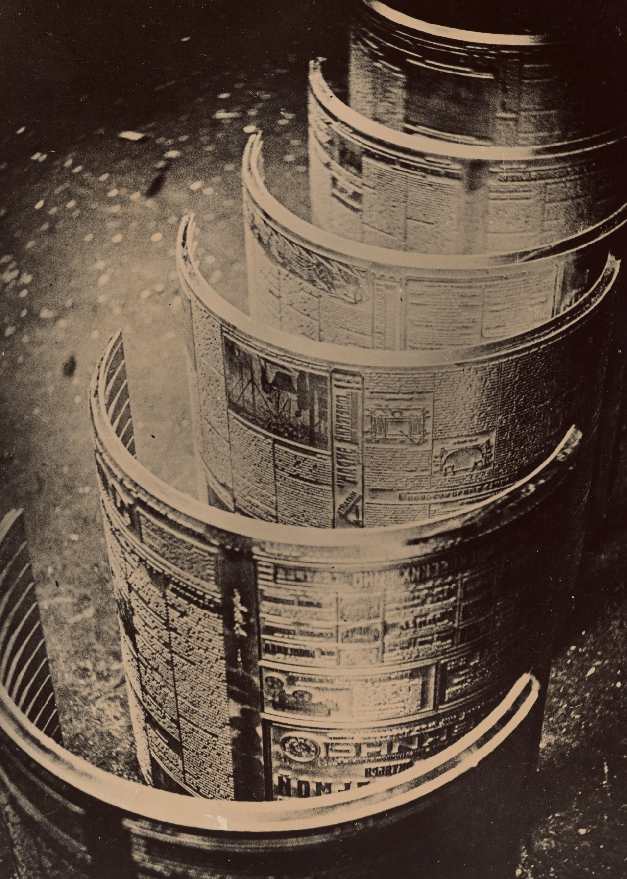 Auf diesem Bild ist das folgende Kunstwerk zu sehen: Alexander  Rodchenko. Stereotypien. Teil der Photoreportage für die Zeitschrift: „30 dnej“ („30 Tage“). 1928.