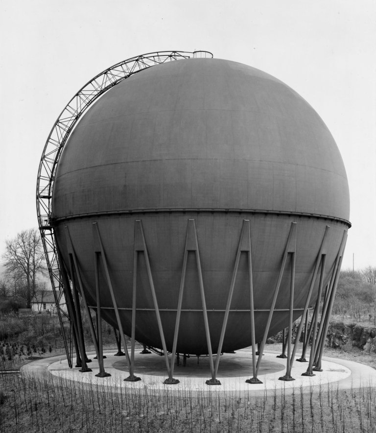 Auf diesem Bild ist das folgende Kunstwerk zu sehen: Bernd und Hilla Becher (Siegen 1931 - 2007 Rostock / Potsdam 1934 - 2015 Düsseldorf). Gasbehälter, Wuppertal. 1963.