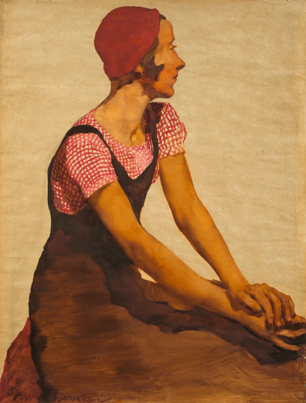 Auf diesem Bild ist das folgende Kunstwerk zu sehen: Lotte Laserstein. „Traute Rose mit roter Kappe und karierter Bluse“. Um 1931.