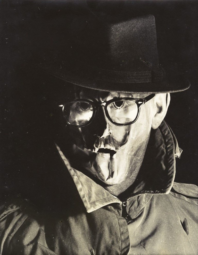 Auf diesem Bild ist das folgende Kunstwerk zu sehen: Erwin Blumenfeld. Masque (Selbstportrait). Um 1958–1961.